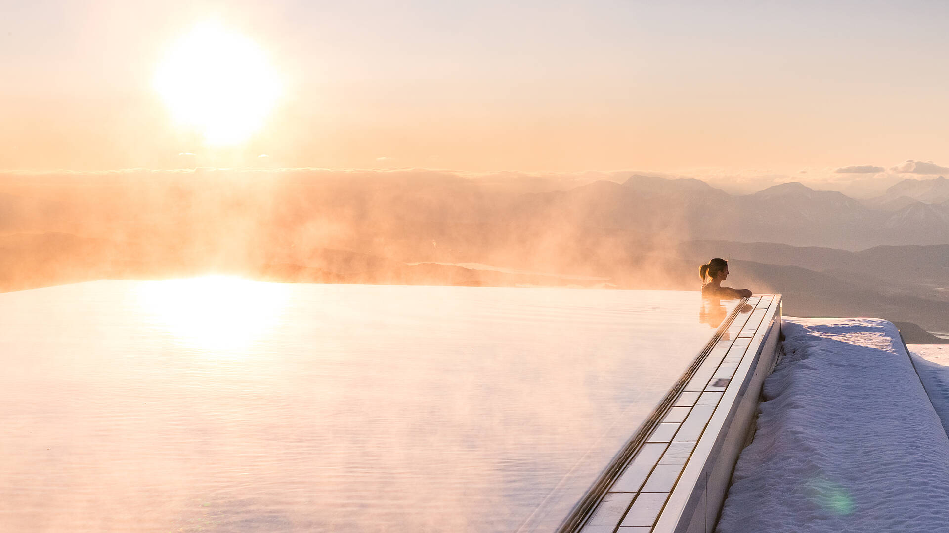 Mountain Resort Feuerberg_Im Infinitypool Winterpanorama genießen