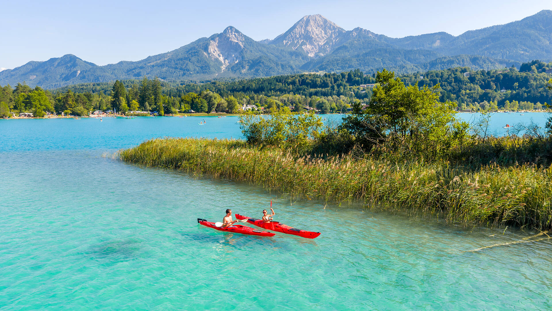 Wassersport am Faaker See mit Mittagskogel im Hintergrund