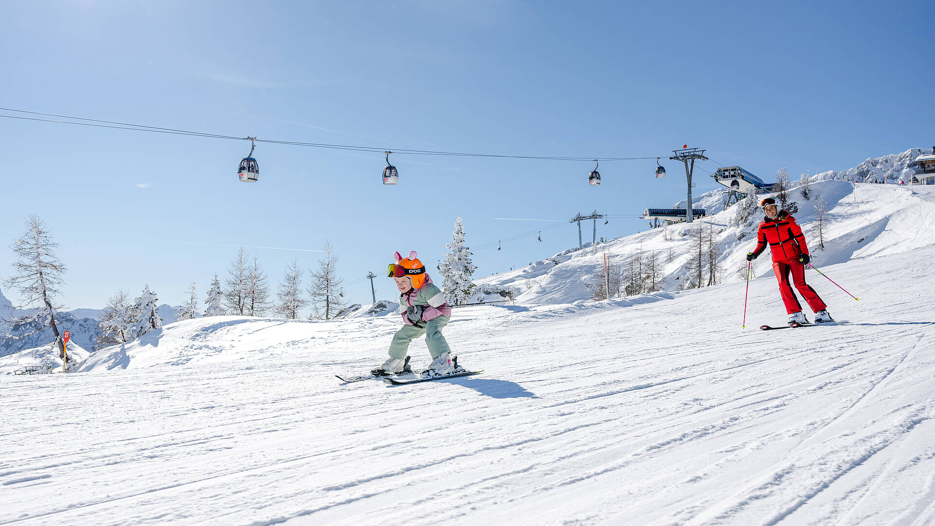 Mutter und Kind beim Skifahren am Nassfeld